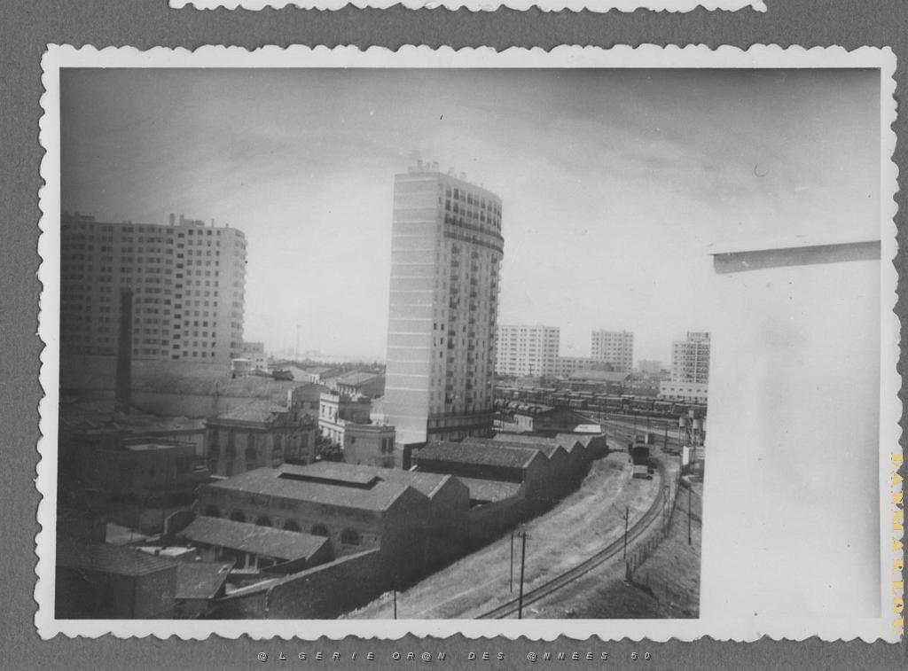 ORAN CITE PERRET DE NOTRE BALCON A8, LA VOIE C. DE FER DESCENDANT AU PORT, A DROITE COIN A7.jpg